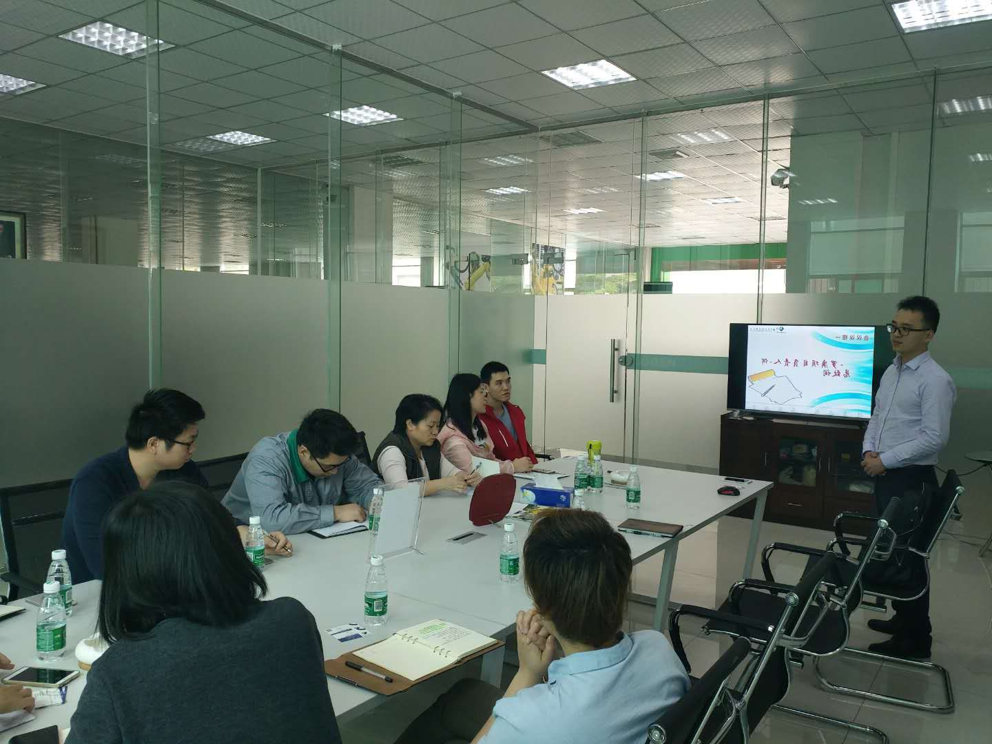 祝贺罗庚机器人签约顺景ERP